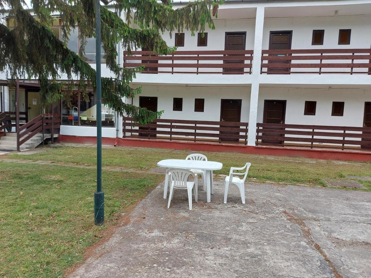 Beach Club Panzio Es Camping Aparthotel Zamardi Exterior photo